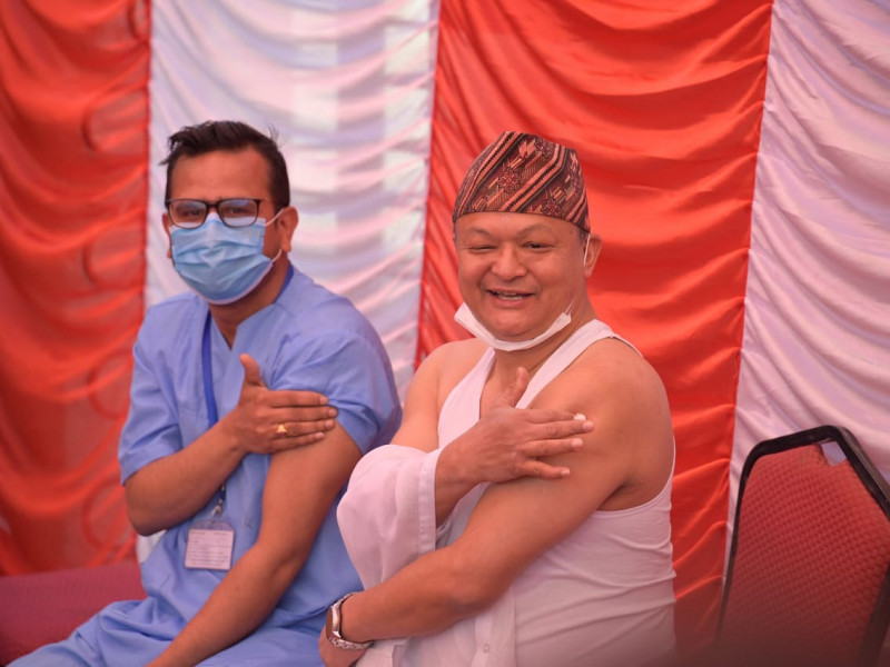 चिकित्सकद्वय सागर र अनुपले लगाए कोरोनाविरुद्धको खोप